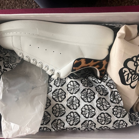 Alexander McQueen -Flaunt your high-style with these trendy sneakers - Picture 5 of 7